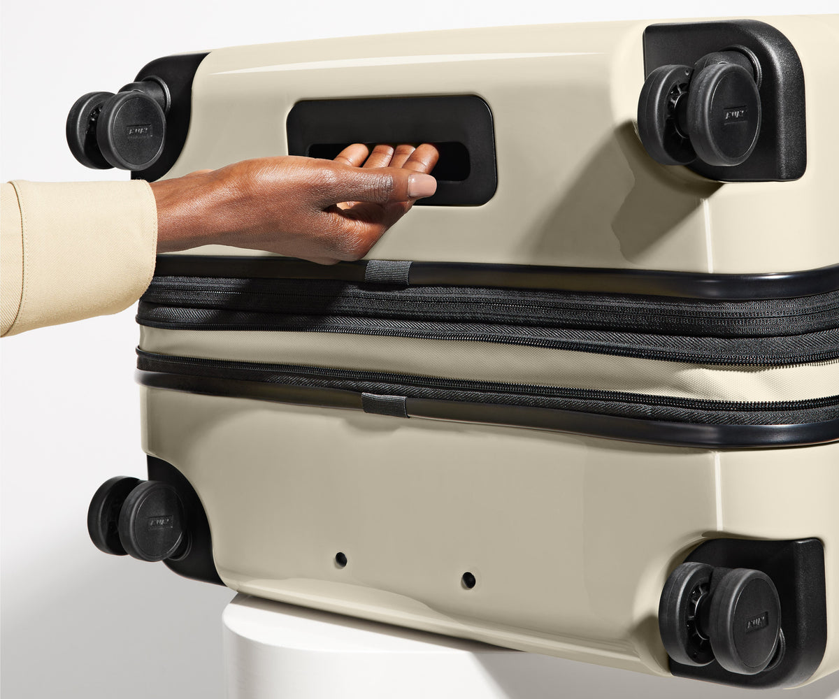 Away The Large Flex Suitcase - Salt White (Gloss)
