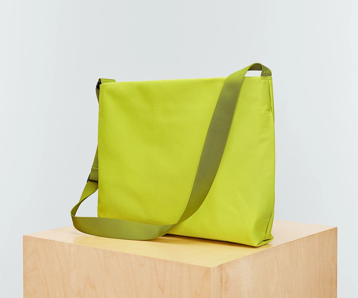 Away Active Messenger 16L Messenger Bag - Atomic Celery