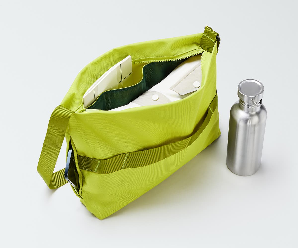 Away Active Messenger 16L Messenger Bag - Atomic Celery