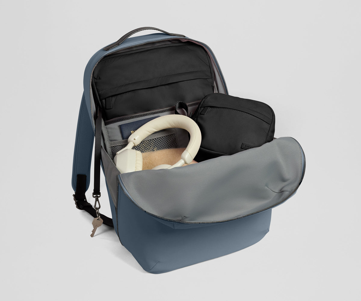 Away Featherlight Tech Set Backpack - Jet Black