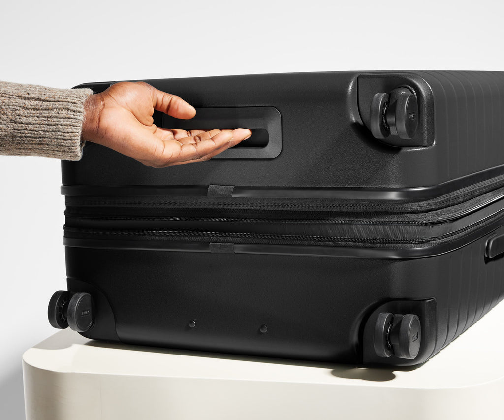 Away The Medium Flex Suitcase - Jet Black