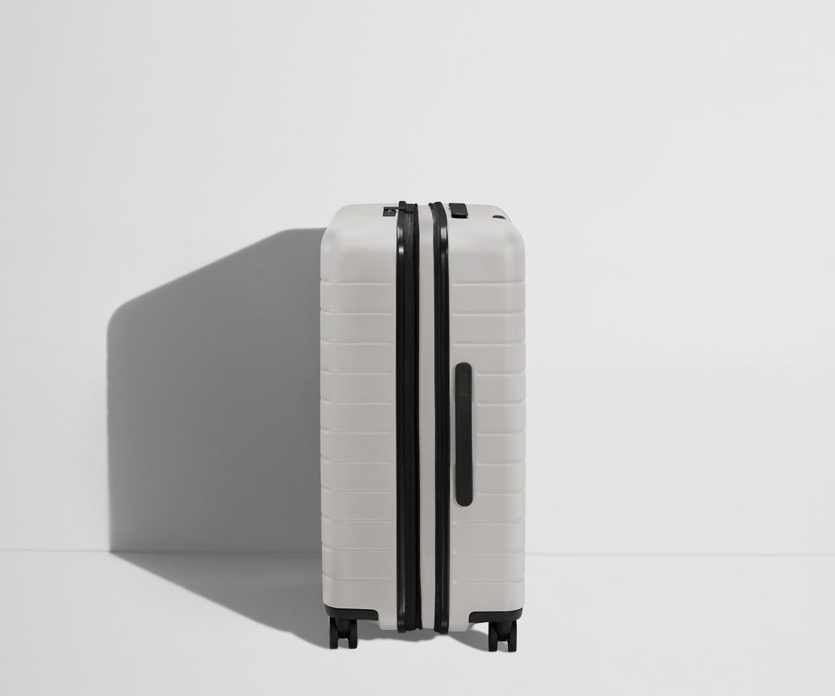 Away The Medium Flex Suitcase - Cloud Gray