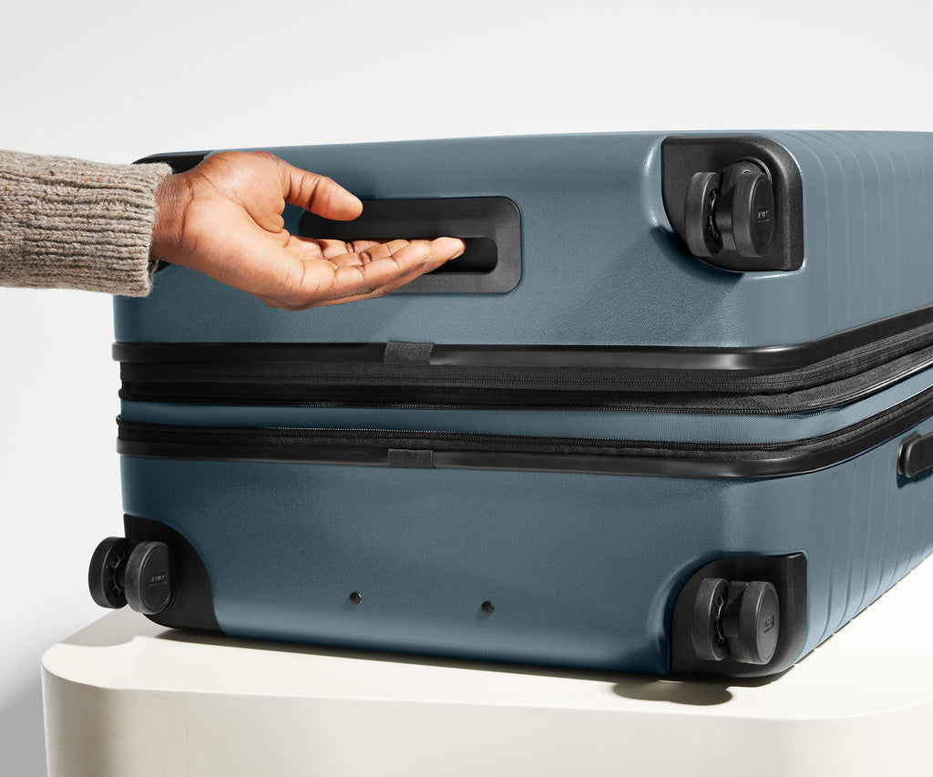 Away The Medium Flex Suitcase - Coast Blue