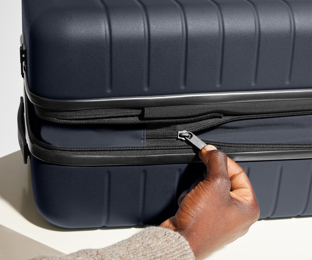 Away The Medium Flex Suitcase - Navy Blue