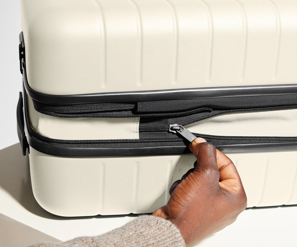 Away The Medium Flex Suitcase - Salt White