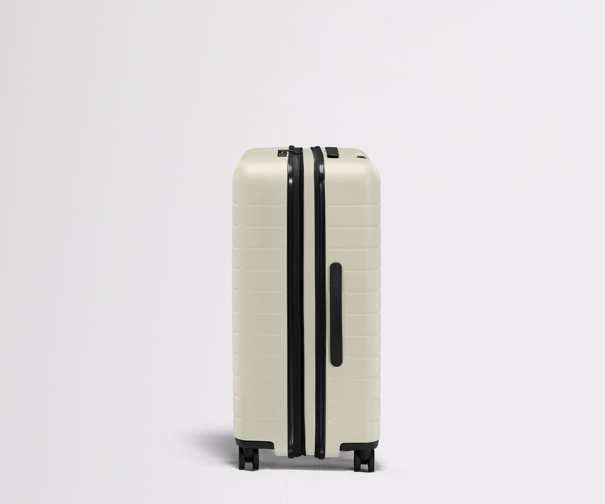 Away The Medium Flex Suitcase - Salt White