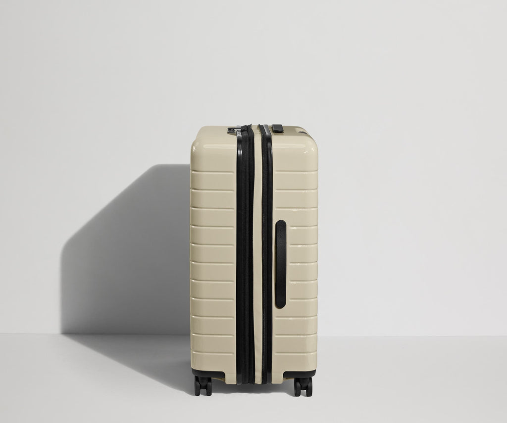 Away The Medium Flex Suitcase - Salt White (Gloss)